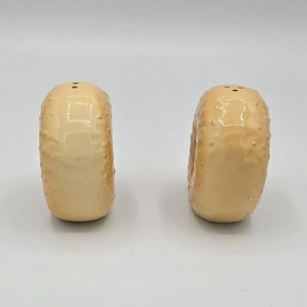 BAGEL SHAPE CERAMIC SALT & PEPPER SHAKERS VINTAGE‎